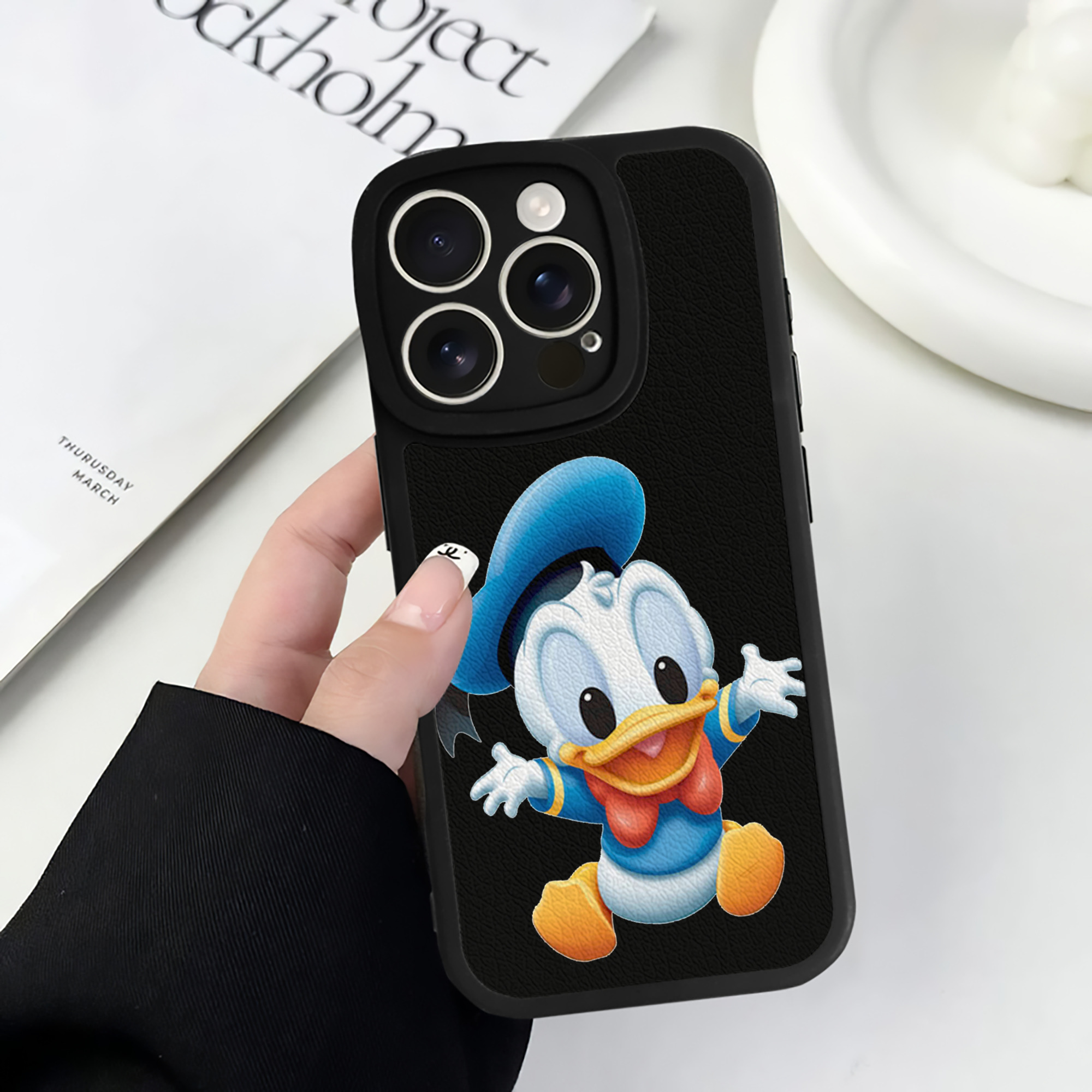 （画像用） ミッキーマウス Mickey Mouse 【iPhone 16シリーズ対応】シリコンスマホケース（レザー調） 材質：シリコン